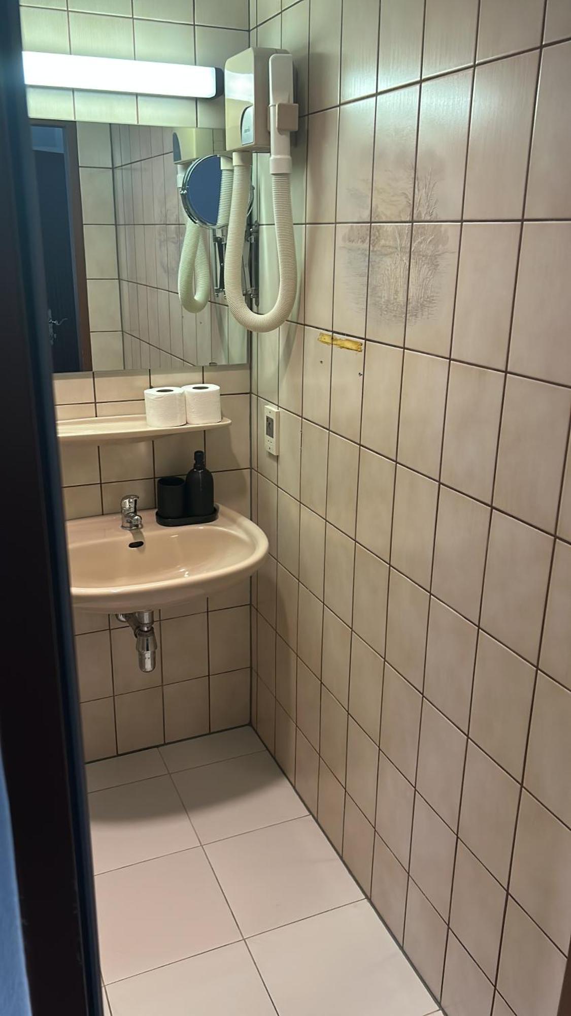 Self-Check-In Hotel Adlon Виена Екстериор снимка
