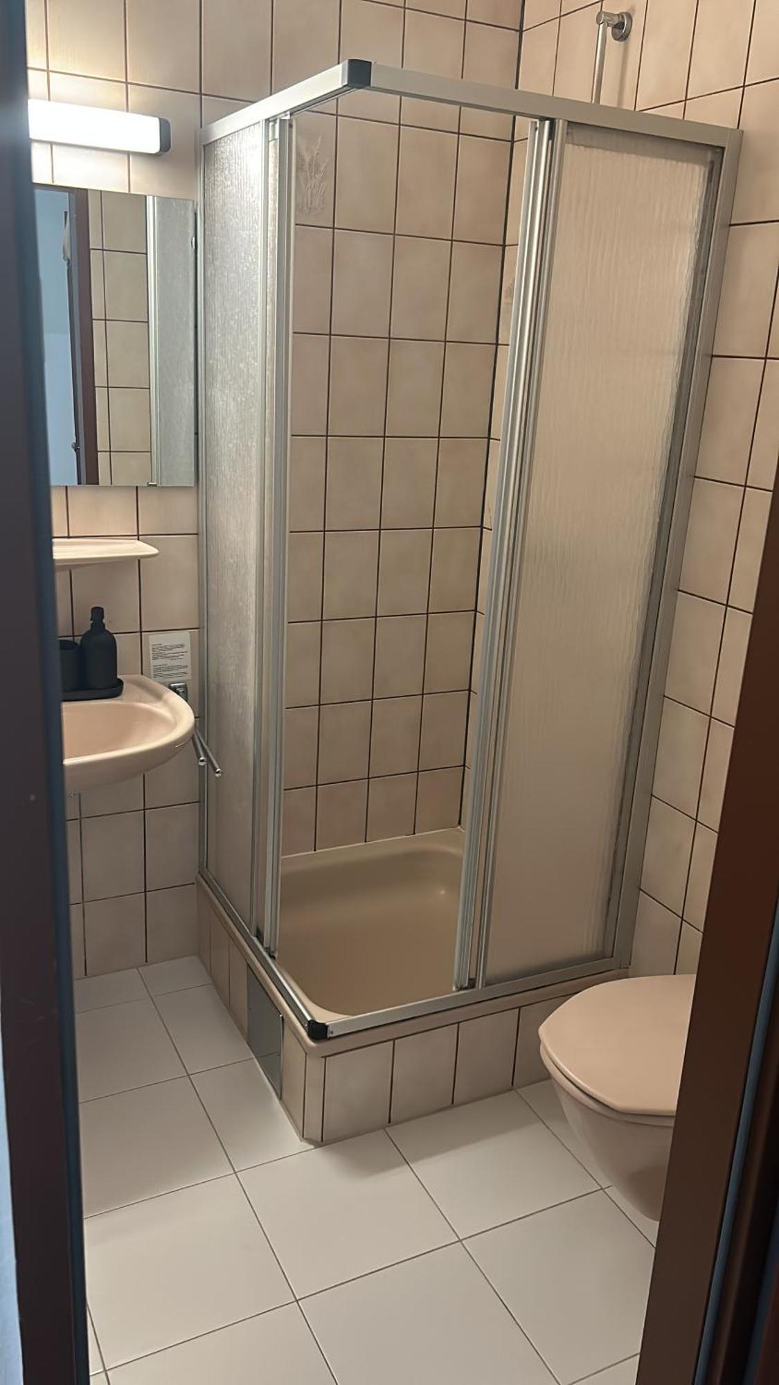 Self-Check-In Hotel Adlon Виена Екстериор снимка
