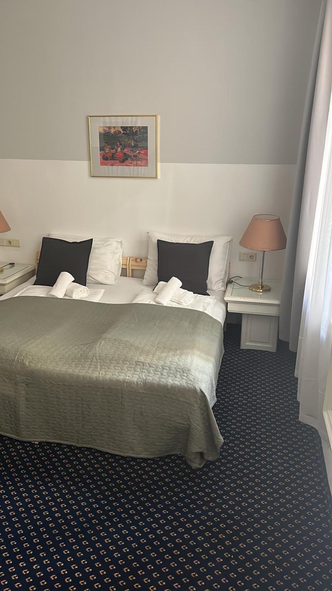 Self-Check-In Hotel Adlon Виена Екстериор снимка
