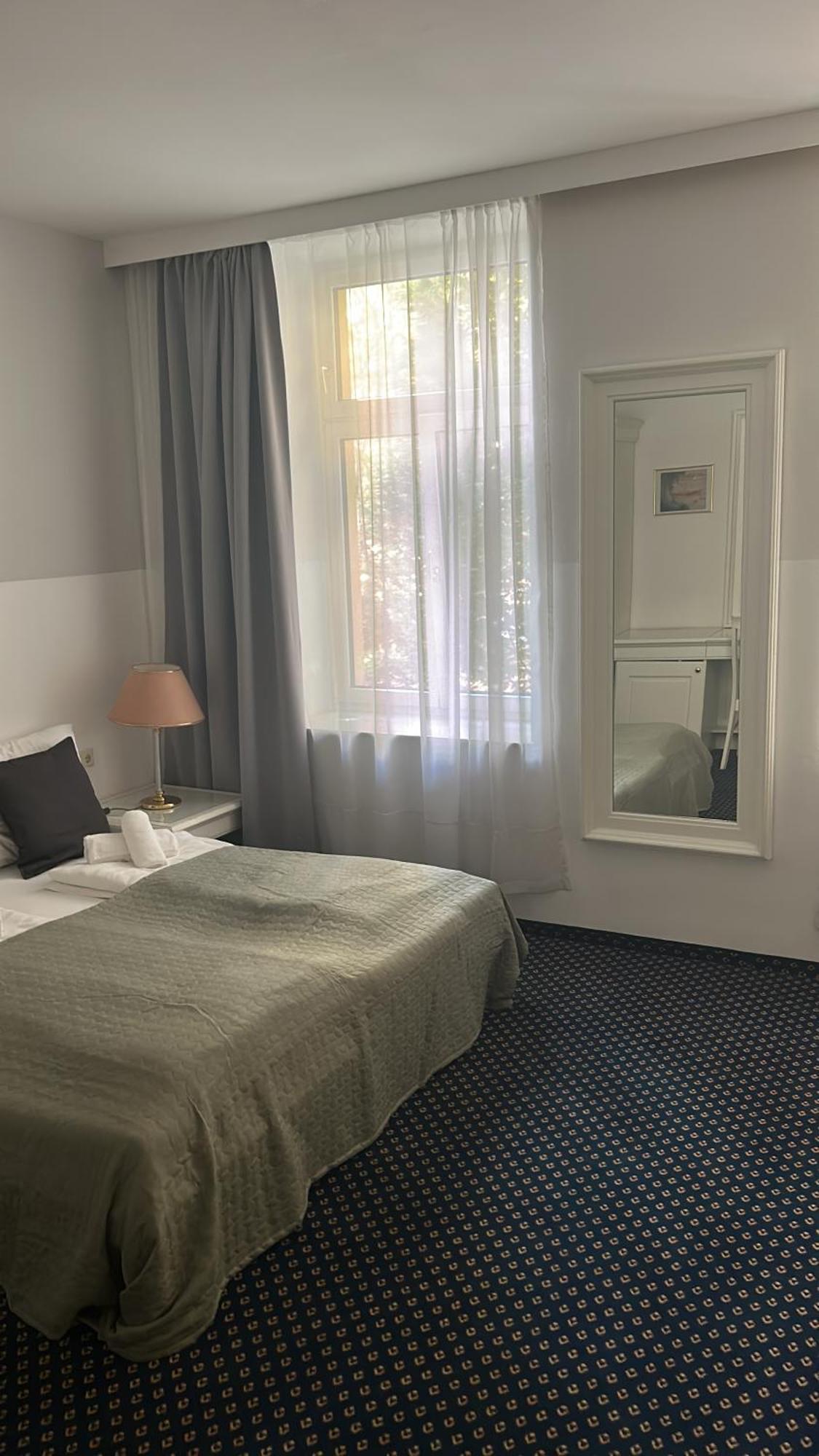 Self-Check-In Hotel Adlon Виена Екстериор снимка
